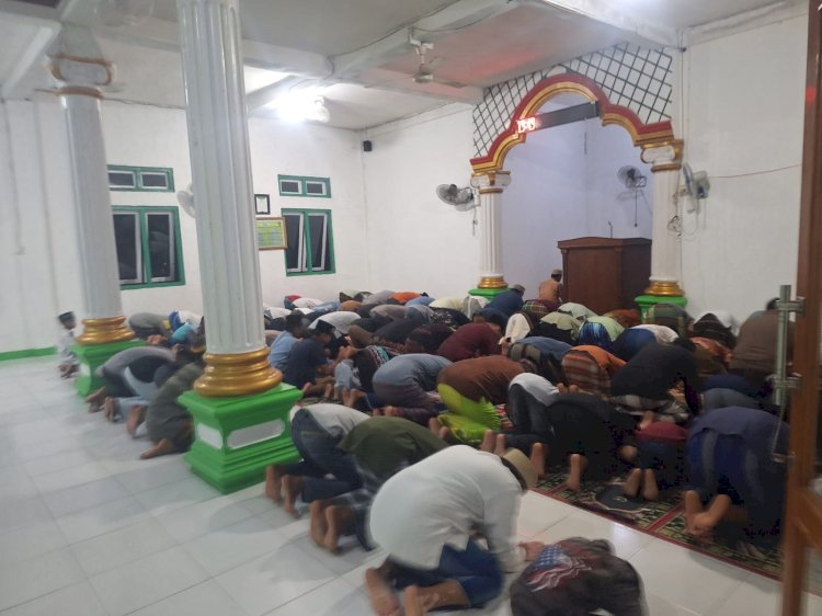 Polsek Reo Polres Manggarai Polda NTT Gelar Pengamanan Shalat Tarawih, Pastikan Situasi Kondusif Selama Ramadan 1447 H