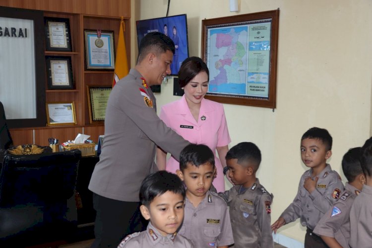 Kapolres Manggarai didampingi Ketua  Yayasan  Kemala  Bhayangkari  Sambut Hangat Kunjungan TK Kemala Bhayangkari  Ruteng.
