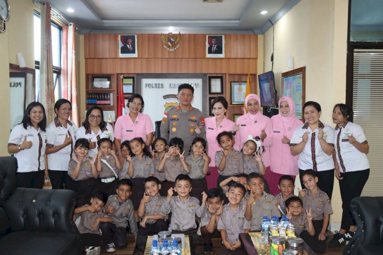 Kapolres Manggarai didampingi Ketua  Yayasan  Kemala  Bhayangkari  Sambut Hangat Kunjungan TK Kemala Bhayangkari  Ruteng.