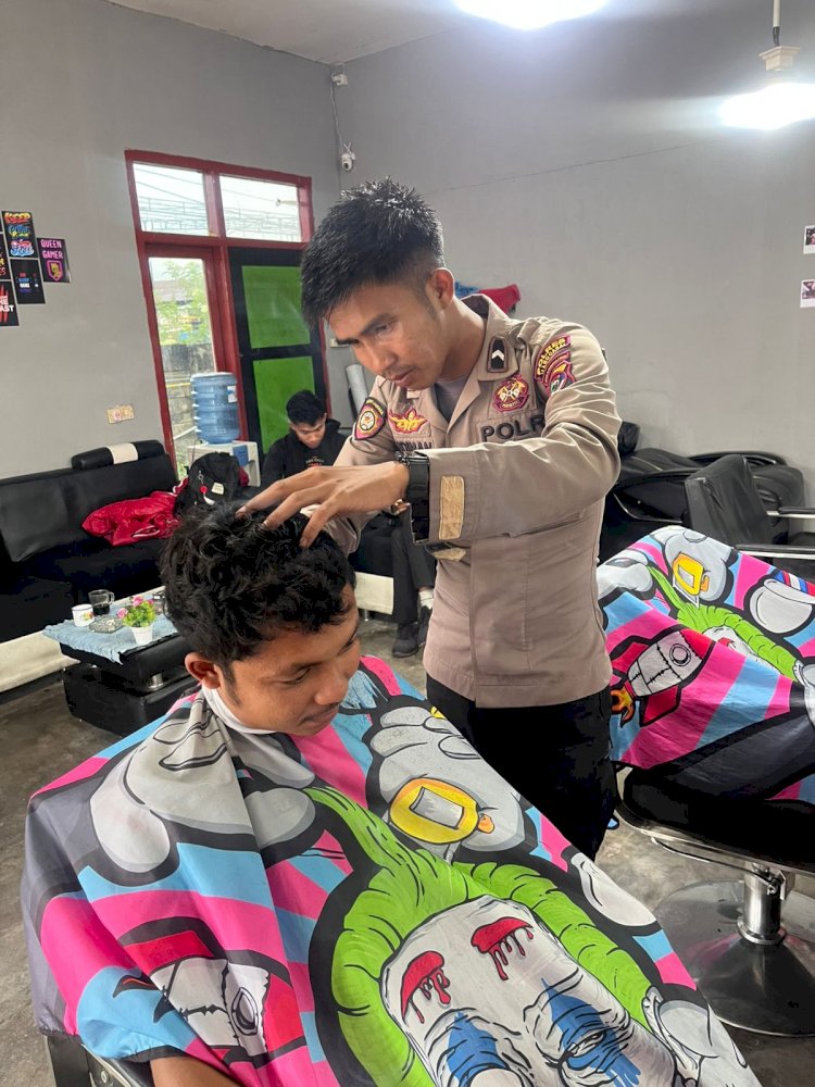 DI BALIK SERAGAM COKELAT ITU, ADA HATI YANG LEMBUT: KISAH BRIPDA BUDIMAN BERBAGI UNTUK LANSIA YANG TERLUPAKAN