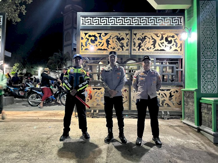 Personel Polres Manggarai Amankan Sholat Tarawih di Masjid Agung Baiturahman Kumba