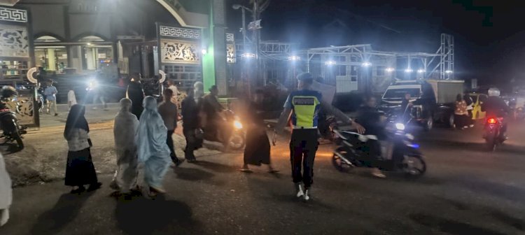 Polres Manggarai Laksanakan Pengamanan Sholat Tarawih di Masjid Agung Baiturahman Ruteng