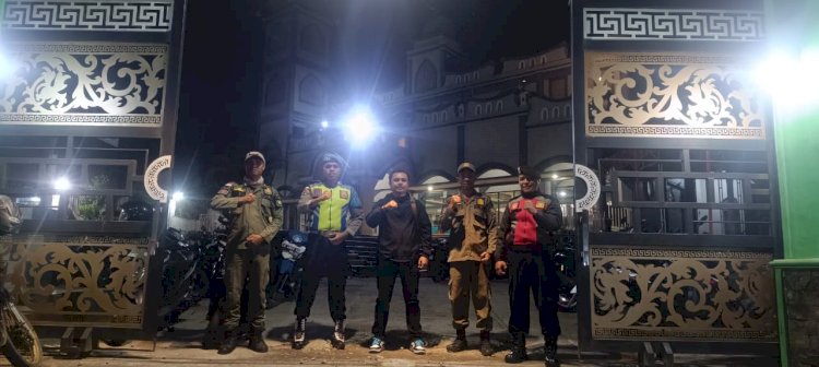 Polres Manggarai Laksanakan Pengamanan Sholat Tarawih di Masjid Agung Baiturahman Ruteng