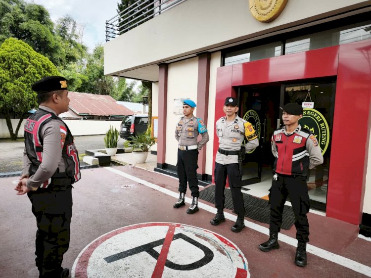 Anggota Polres Manggarai Laksanakan Pengamanan Sidang di Pengadilan Negeri Ruteng