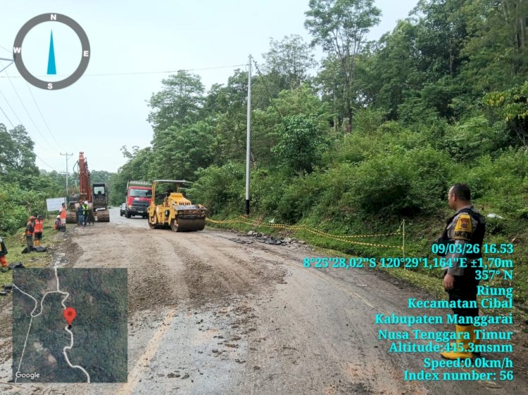 Gerak Cepat Bhabinkamtibmas Polsek Cibal Amankan Perbaikan Jalan Amblas di Jalur Rawuk KM 36