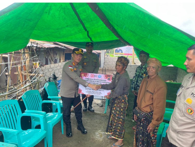 NTT PENUH KASIH, KAPOLRES MANGGARAI SALURKAN BANTUAN PEMBANGUNAN DUA UNIT RUMAH LAYAK HUNI DARI KAPOLDA NTT