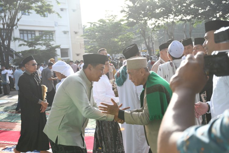 Lapangan Mapolda NTT Penuh, Kapolda Sampaikan Ucapan Idul Fitri dan Apresiasi untuk Masyarakat*