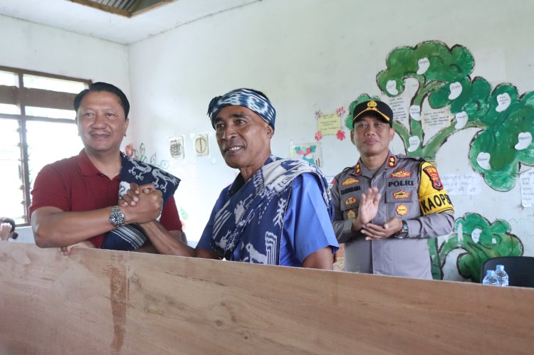 Peduli Pendidikan di Sumba Timur, Wakapolda NTT Beri Bantuan Untuk Siswa dan Sekolah