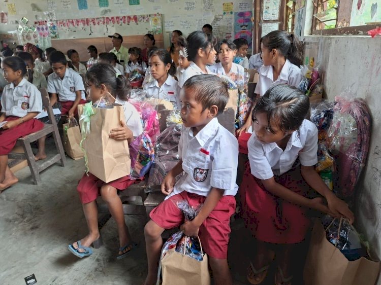 Peduli Pendidikan di Sumba Timur, Wakapolda NTT Beri Bantuan Untuk Siswa dan Sekolah