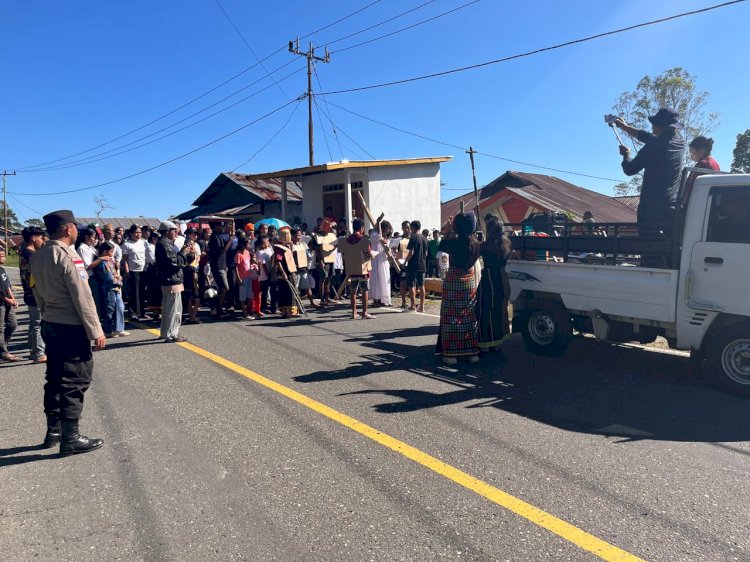 POLRES MANGGARAI MELAKSANAKAN PENGAMANAN DAN PENGAWALAN PROSESI TABLO JALAN SALIB STASI CAREP PAROKI KUMBA