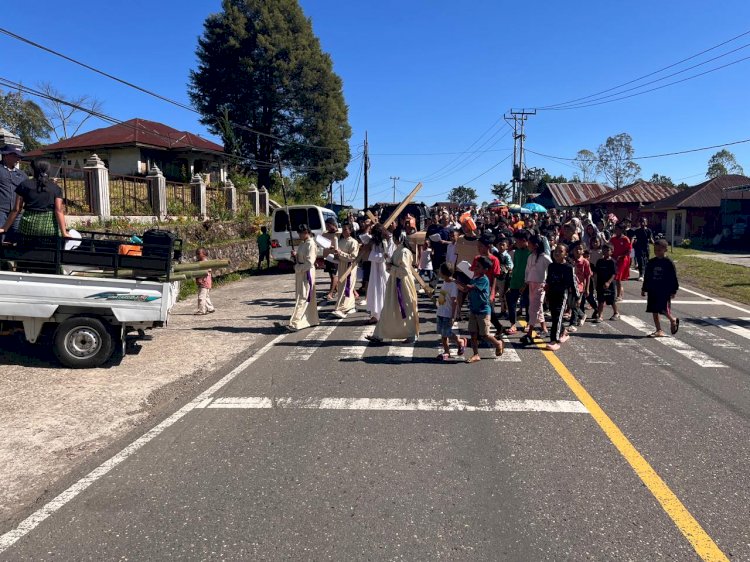 POLRES MANGGARAI MELAKSANAKAN PENGAMANAN DAN PENGAWALAN PROSESI TABLO JALAN SALIB STASI CAREP PAROKI KUMBA