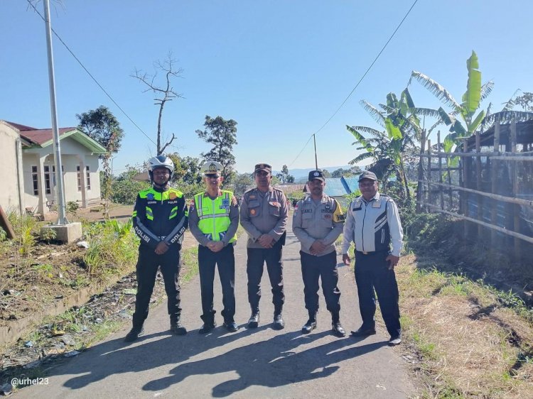 POLRES MANGGARAI MELAKSANAKAN PENGAMANAN DAN PENGAWALAN PROSESI TABLO JALAN SALIB STASI CAREP PAROKI KUMBA
