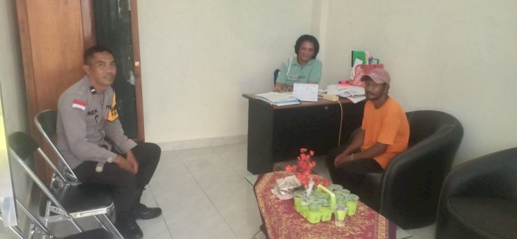 BHABINKAMTIBMAS KECAMATAN REOK MEMBANTU WARGA DALAM PELAYANAN KESEHATAN DAN AKTIVASI BPJS