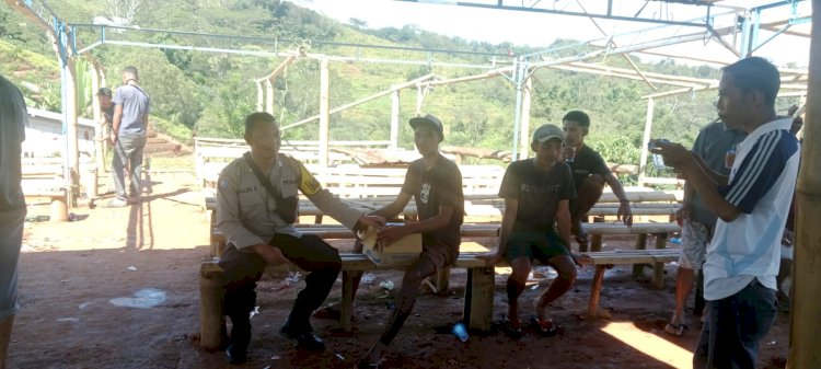 Bhabinkamtibmas Wae Ri’i Sambangi Warga, Ajak Jaga Kamtibmas Saat Kerja Bakti