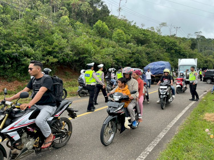 Respons Cepat unit Patwal Sat Lantas Polres Manggarai Urai Kemacetan di Jalur Labuan Bajo–Ruteng