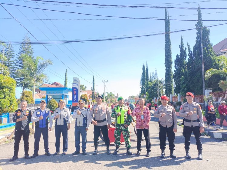 KAPOLRES MANGGARAI HADIRI IBADAH JUMAT AGUNG, RIBUAN UMAT NASRANI PADATI NATAS LABAR