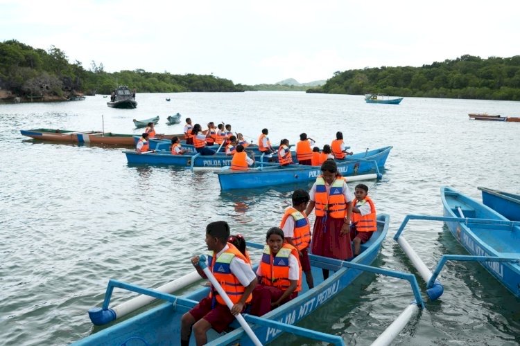 Kapolda NTT Serahkan Perahu dan Sembako untuk Anak Pesisir di Landu