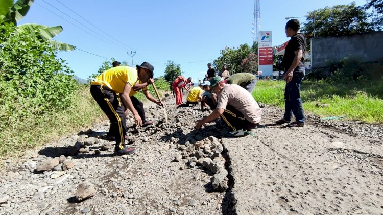 Polsek Satarmese Bersama TNI dan Masyarakat Gelar Kerja Bakti Perbaikan Jalan di Desa Iteng