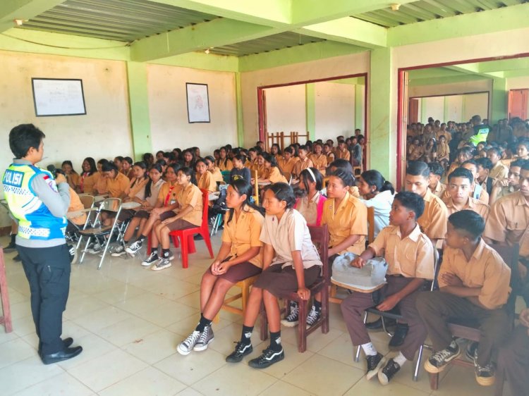 Police Goes To School Satlantas Polres Manggarai di SMKN 1 Wae Ri’i, Edukasi Tertib Berlalu Lintas Sejak Dini