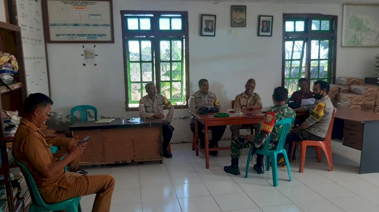 SINERGITAS POLRI DAN PEMERINTAH DESA, BHABINKAMTIBMAS REOK BARAT LAKSANAKAN MONITORING DAN SAMBANG DI DESA PARALANDO