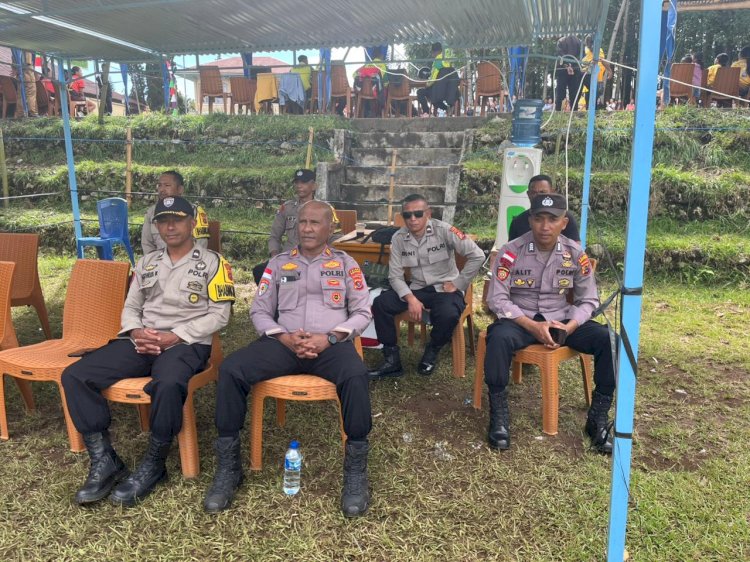 POLRES MANGGARAI LAKSANAKAN PENGAMANAN TURNAMEN SEPAK BOLA DAN VOLI DALAM RANGKA DIES NATALIS KE-67 UNIKA SANTU PAULUS RUTENG