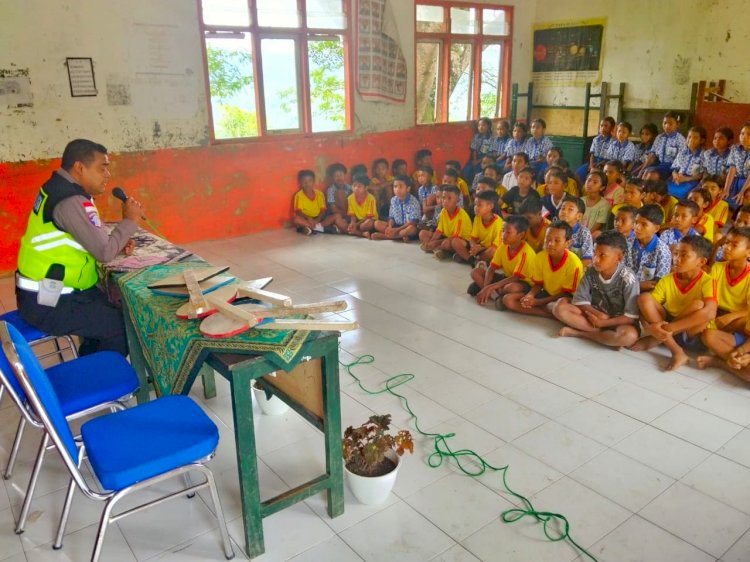 SAT LANTAS POLRES MANGGARAI GELAR POLISI SAHABAT ANAK, TANAMKAN KESADARAN TERTIB LALU LINTAS SEJAK DINI DI SDI BARANG