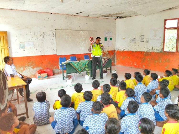 SAT LANTAS POLRES MANGGARAI GELAR POLISI SAHABAT ANAK, TANAMKAN KESADARAN TERTIB LALU LINTAS SEJAK DINI DI SDI BARANG