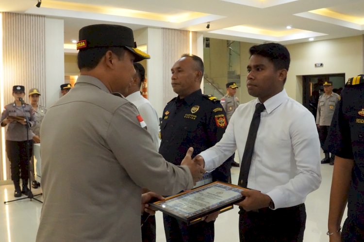 *Berhasil Ungkap Kasus 11 Juta Rokok Ilegal di Perbatasan, Kapolda NTT Beri Penghargaan kepada Personel Polri dan Bea Cukai*