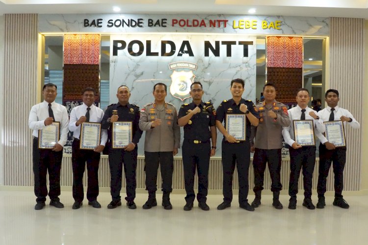 *Berhasil Ungkap Kasus 11 Juta Rokok Ilegal di Perbatasan, Kapolda NTT Beri Penghargaan kepada Personel Polri dan Bea Cukai*