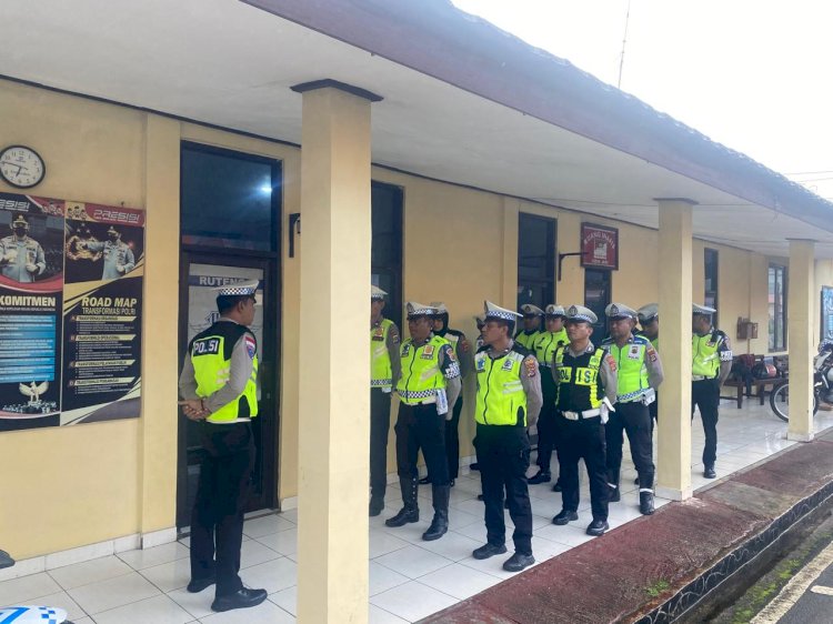 ANGGOTA SATLANTAS POLRES MANGGARAI LAKSANAKAN PENGATURAN PAGI GUNA WUJUDKAN KAMSELTIBCAR LANTAS DI WILAYAH KOTA RUTENG