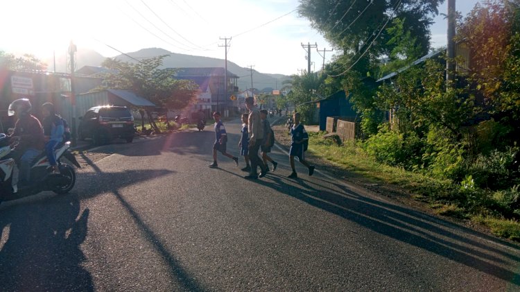 POLSEK REO POLRES MANGGARAI INTENSIFKAN PENGATURAN LALU LINTAS DEMI MENJAGA KENYAMANAN DAN KESELAMATAN MASYARAKAT REO MAUPUN PENGGUNA JALAN DARI LUAR DAERAH