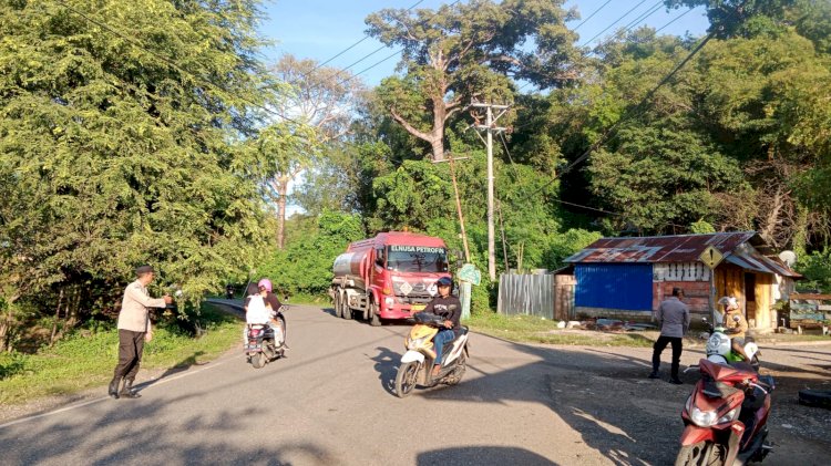 POLSEK REO POLRES MANGGARAI INTENSIFKAN PENGATURAN LALU LINTAS DEMI MENJAGA KENYAMANAN DAN KESELAMATAN MASYARAKAT REO MAUPUN PENGGUNA JALAN DARI LUAR DAERAH