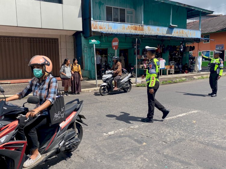 SAT LANTAS POLRES MANGGARAI GELAR PATROLI KRYD, PAMTURLALIN DAN HIMBAUAN KAMSELTIBCAR LANTTAS DI WILAYAH KOTA RUTENG, WUJUD NYATA PELAYANAN POLRI UNTUK KESELAMATAN MASYARAKAT