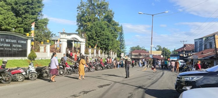 POLRES MANGGARAI LAKSANAKAN PENGAMANAN MISA HARI MINGGU DI SEJUMLAH GEREJA, WUJUD PELAYANAN DAN JAMINAN KEAMANAN BAGI UMAT YANG BERIBADAH
