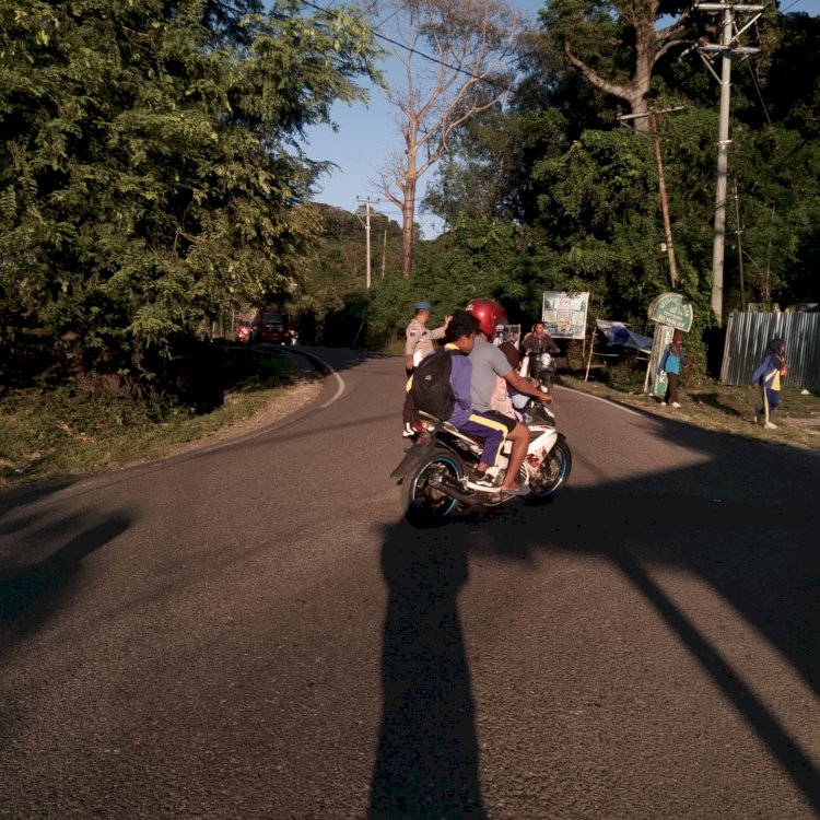 POLSEK REO POLRES MANGGARAI LAKSANAKAN PENGATURAN PAGI, CIPTAKAN KAMSELTIBCAR LANTAS YANG KONDUSIF DI WILAYAH REO