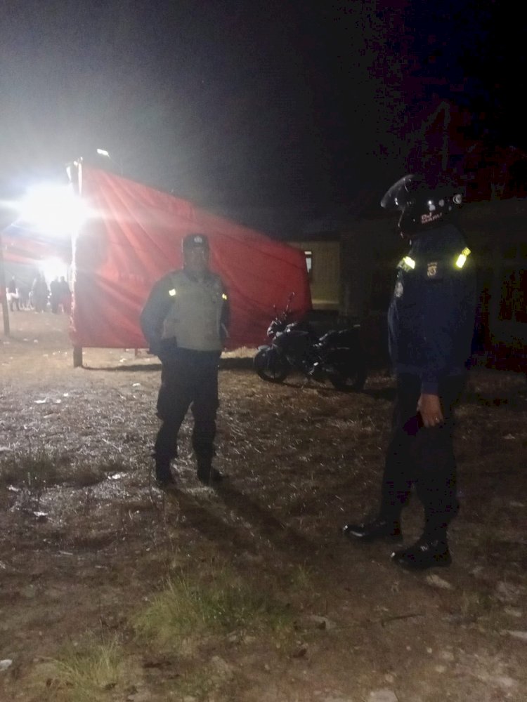 Bhabinkamtibmas Kecamatan Lelak Laksanakan Patroli dan Himbauan Kamtibmas pada Acara Pesta Sekolah di Desa Lentang