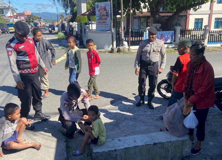 PATROLI PERINTIS PRESISI SAT SAMAPTA POLRES MANGGARAI HADIRKAN RASA AMAN BAGI UMAT NASRANI YANG MELAKSANAKAN IBADAH MINGGU