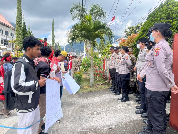 PELAYANAN PRIMA PENUH KASIH, POLRES MANGGARAI AMANKAN AKSI UNJUK RASA DAMAI GMNI DAN GRD CABANG MANGGARAI, BERAKHIR AMAN DAN KONDUSIF