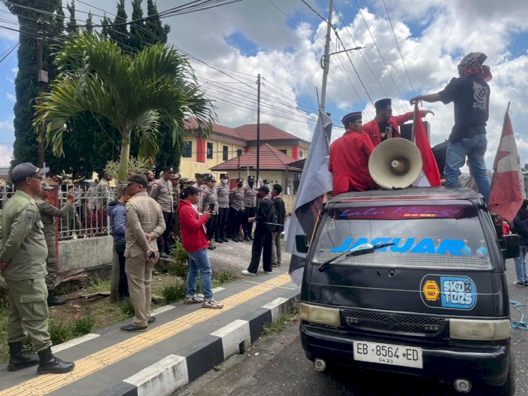 PELAYANAN PRIMA PENUH KASIH, POLRES MANGGARAI AMANKAN AKSI UNJUK RASA DAMAI GMNI DAN GRD CABANG MANGGARAI, BERAKHIR AMAN DAN KONDUSIF