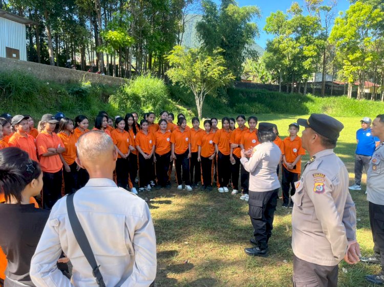 SAT BINMAS POLRES MANGGARAI SOSIALISASIKAN BAHAYA LOVE SCAMMING DAN PORNOGRAFI KEPADA MAHASISWI UNIKA SANTU PAULUS RUTENG