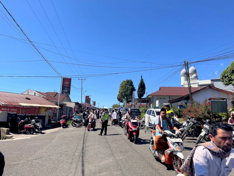 Satlantas Polres Manggarai Hadir Berikan Rasa Aman, Pengamanan dan Pengaturan Lalu Lintas Sholat Jumat di Masjid Baiturahman Kumba Berjalan Lancar