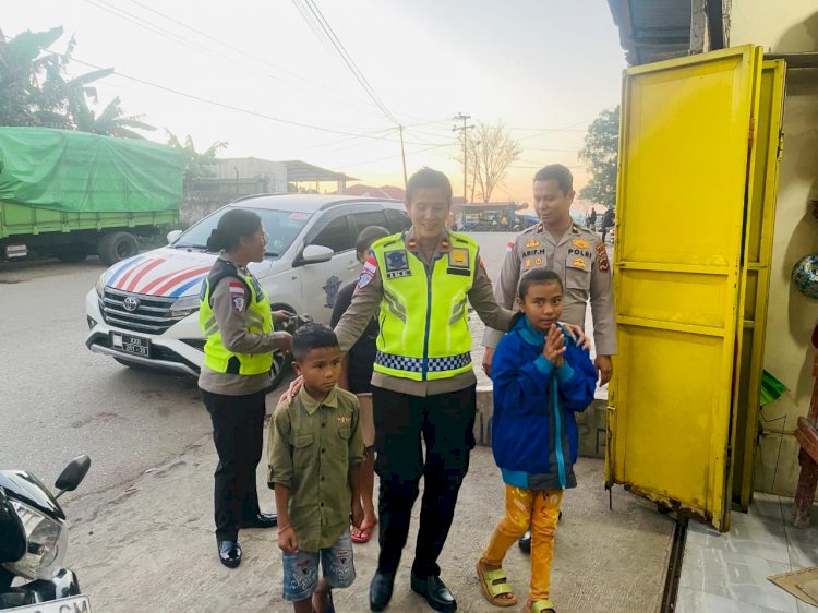Viral Tiga Siswa Berjalan dengan Sandal Lusuh, Respons Cepat Kapolda NTT dan Polres TTS Hadirkan Senyum Baru bagi Anak-Anak Oelbubuk
