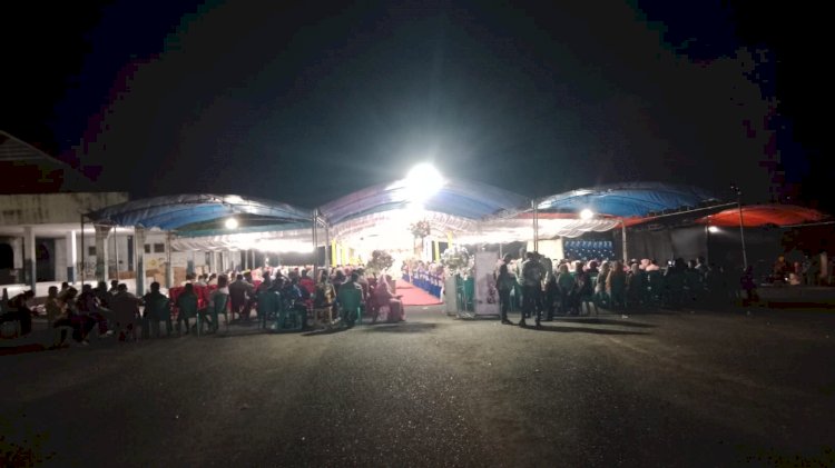 WUJUDKAN KAMTIBMAS YANG KONDUSIF, BHABINKAMTIBMAS POLSEK REO POLRES MANGGARAI HADIRI RESEPSI PERNIKAHAN DAN SAMPAIKAN PESAN HUMANIS MERAWAT KEAMANAN DAN KETERTIBAN
