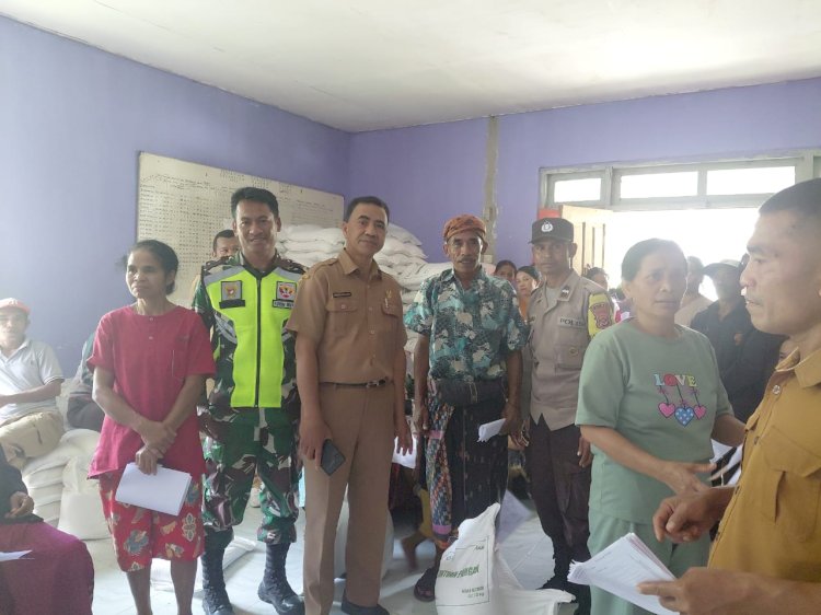 Bhabinkamtibmas Polres Manggarai Bersama Babinsa Kawal Pendistribusian Bantuan Pangan di Desa Bangka Ajang