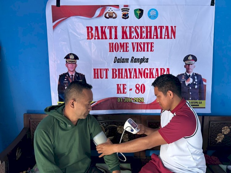 SAMBUT HARI BHAYANGKARA KE-80, POLRES MANGGARAI GELAR BAKTI KESEHATAN MELALUI HOME VISIT BAGI PERSONEL YANG SAKIT