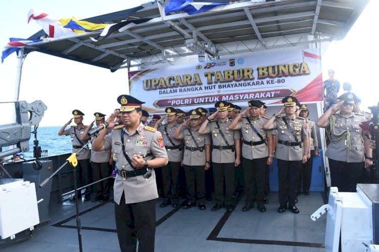 Peringati Hari Bhayangkara ke-80, Kapolda NTT Pimpin Upacara Tabur Bunga di Perairan Bolok Kupang*