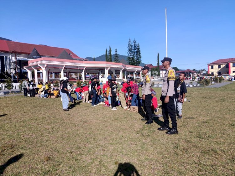 BHABINKAMTIBMAS POLRES MANGGARAI LAKSANAKAN PENGAMANAN ACARA RELIGI NATAS THE MORI DI LAPANGAN NATAS LABAR RUTENG