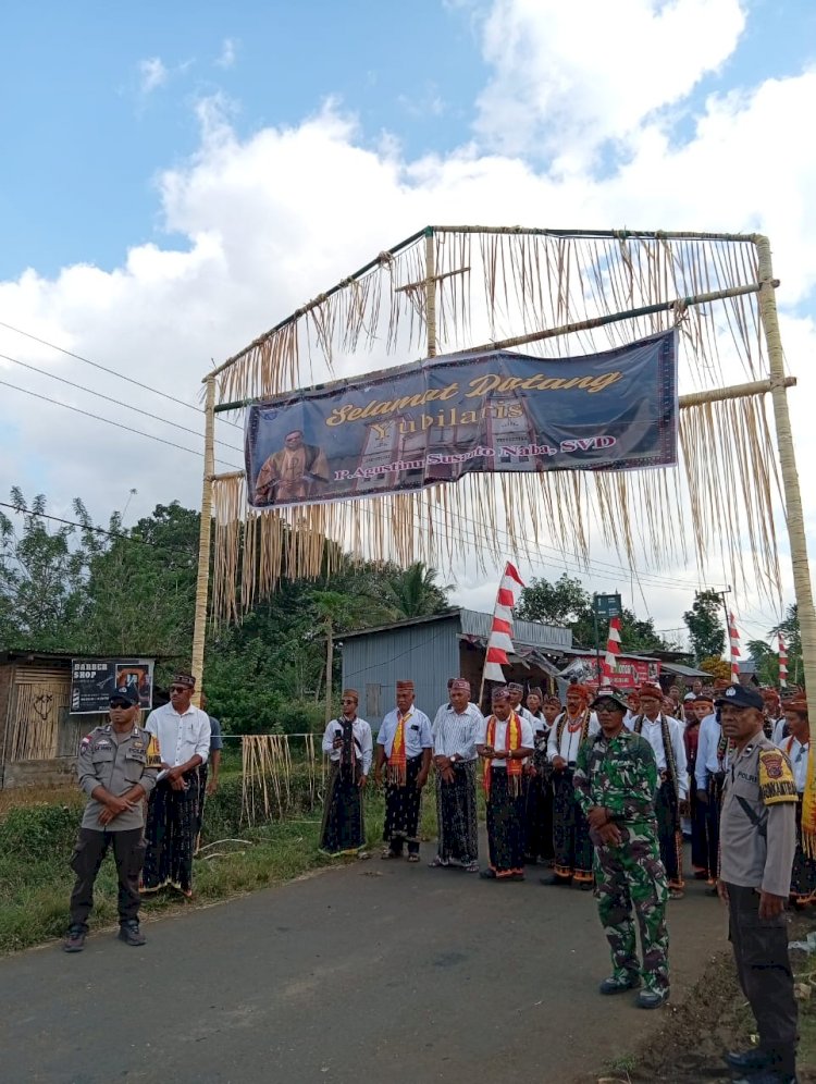 Bhabinkamtibmas Reok Barat Laksanakan Pengamanan Penjemputan Yubilaris dalam Rangka Pesta Perak 25 Tahun Imamat