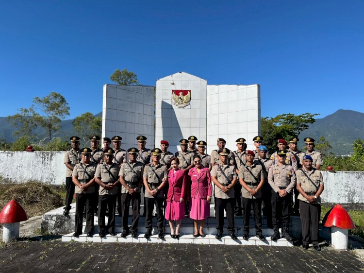 Mengenang Jasa Para Pahlawan, Polres Manggarai Gelar Ziarah dan Tabur Bunga Sambut Hari Bhayangkara Ke-80