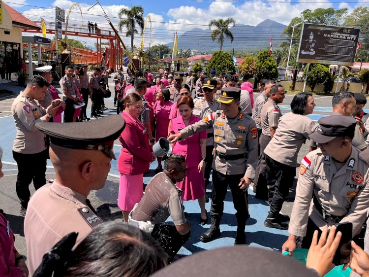 Pimpin Upacara Kenaikan Pangkat 36 Personel, Kapolres Manggarai Berpesan: “Jadikan Setiap Interaksi sebagai Momentum Membangun Kepercayaan Masyarakat”
